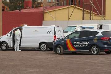 Aparece el cuerpo sin vida de un hombre en una furgoneta en un solar de Clavellinas (Foto TA)